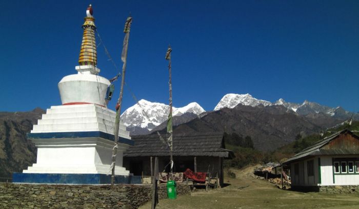 Buddhist stupa & Mountain Views from Thaksindu of Lower solu trail