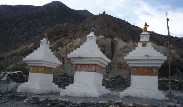 Chorten near Manang- on the way to throng la pass