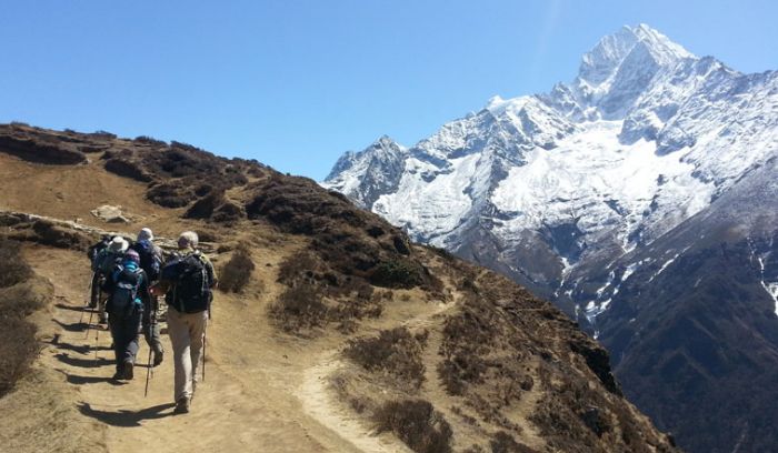 mount thamserku and trekkers at Syangboche( 3800m)