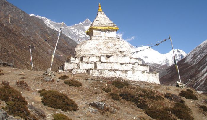 Chorten and mountain in Everest view trek