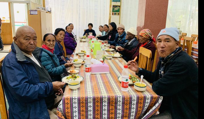 sherpa tour group having Lunch